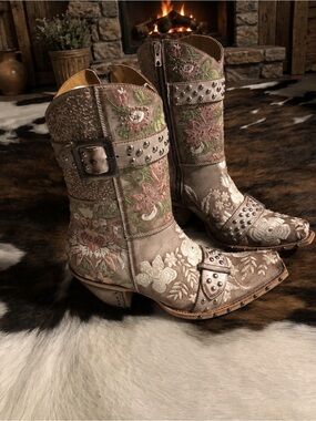 Rare Old Gringo Floral Embroidered Studded Boots 8.5B Never Worn